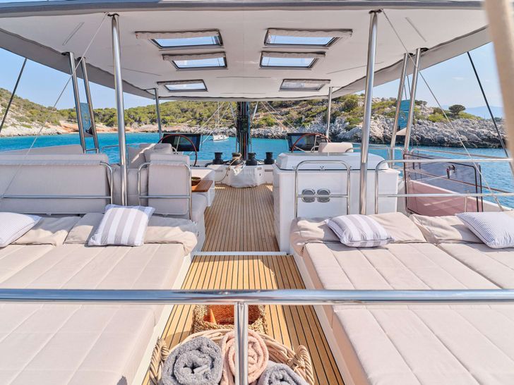 ALEXANDRA II Fountaine Pajot Alegria 67 - flybridge bronzing area ALEXANDRA II Fountaine Pajot Alegria 67 - flybridge bronzing area