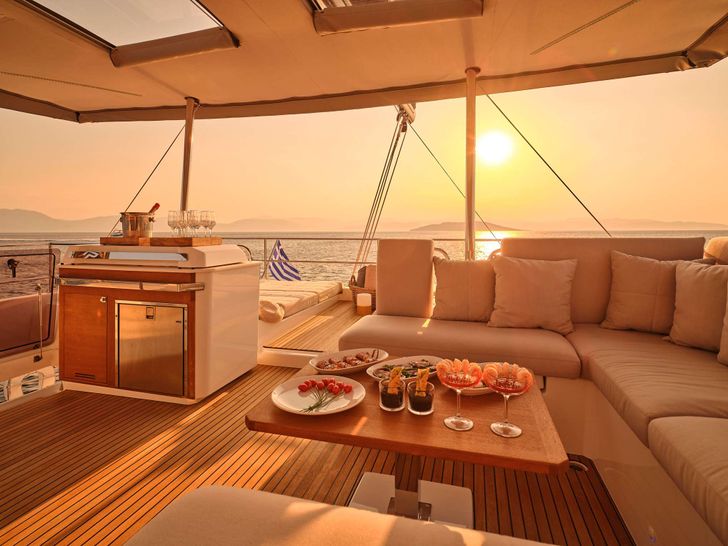 ALEXANDRA II Fountaine Pajot Alegria 67 - flybridge seating area ALEXANDRA II Fountaine Pajot Alegria 67 - flybridge seating area