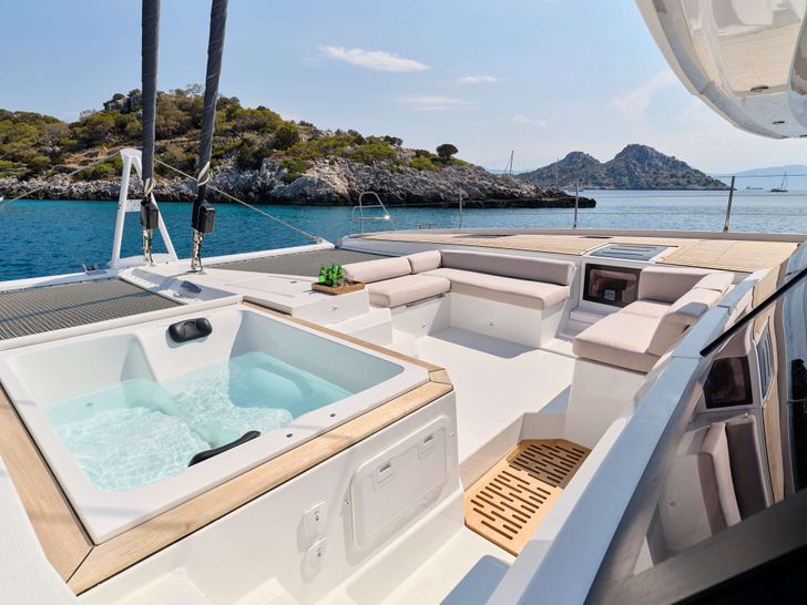 ALEXANDRA II Fountaine Pajot Alegria 67 - foredeck jacuzzi ALEXANDRA II Fountaine Pajot Alegria 67 - foredeck jacuzzi