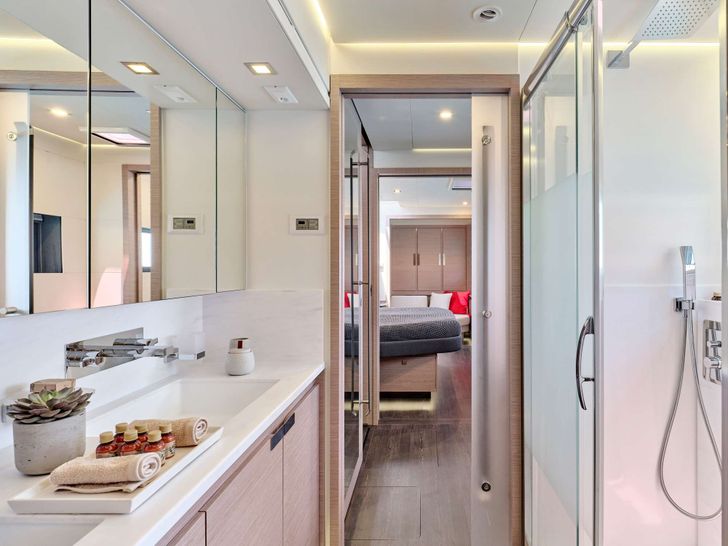 ALEXANDRA II Fountaine Pajot Alegria 67 - master cabin bathroom ALEXANDRA II Fountaine Pajot Alegria 67 - master cabin bathroom