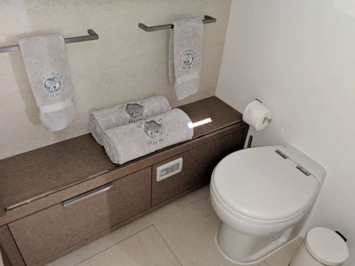 JUST MARIE 2 - master en suite bathroom JUST MARIE 2 - master en suite bathroom