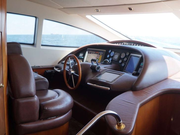 AZURE - Azimut 80 - Captains Area