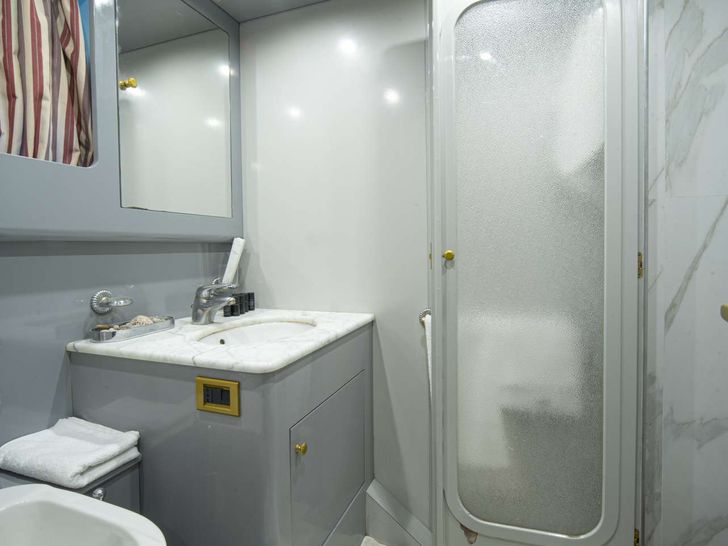 WISH - twin cabin bathroom WISH - twin cabin bathroom