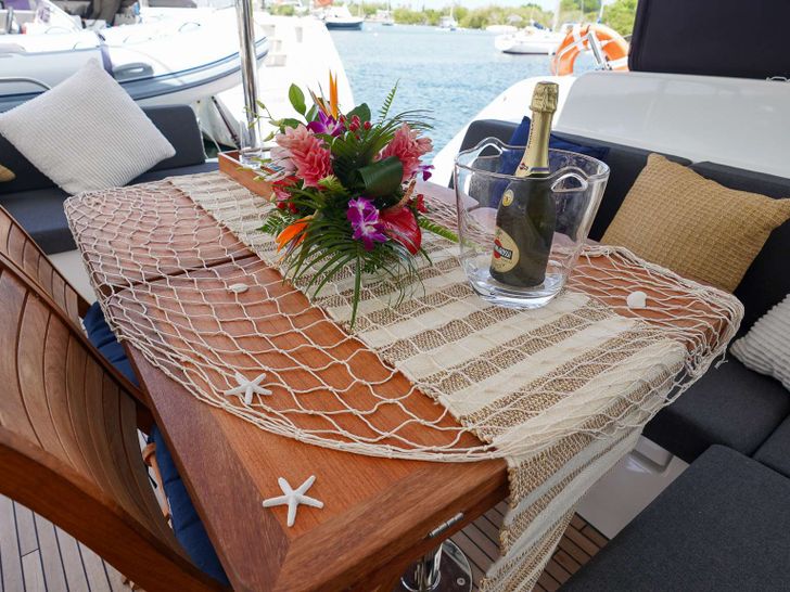 LA SIRENA Lagoon 51 - aft deck alfresco dining area LA SIRENA Lagoon 51 - aft deck alfresco dining area