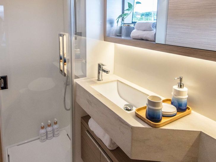 LA SIRENA Lagoon 51 - cabin 1 bathroom LA SIRENA Lagoon 51 - cabin 1 bathroom