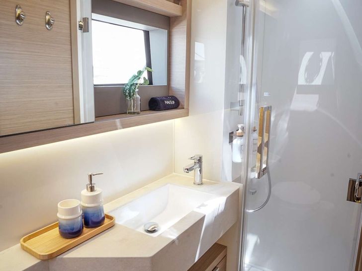 LA SIRENA Lagoon 51 - cabin 2 bathroom LA SIRENA Lagoon 51 - cabin 2 bathroom