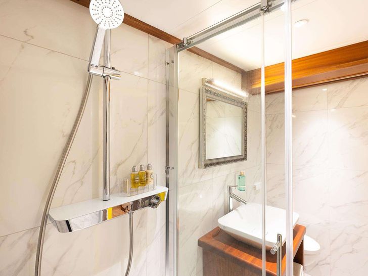 GALLANT - bathroom GALLANT - bathroom