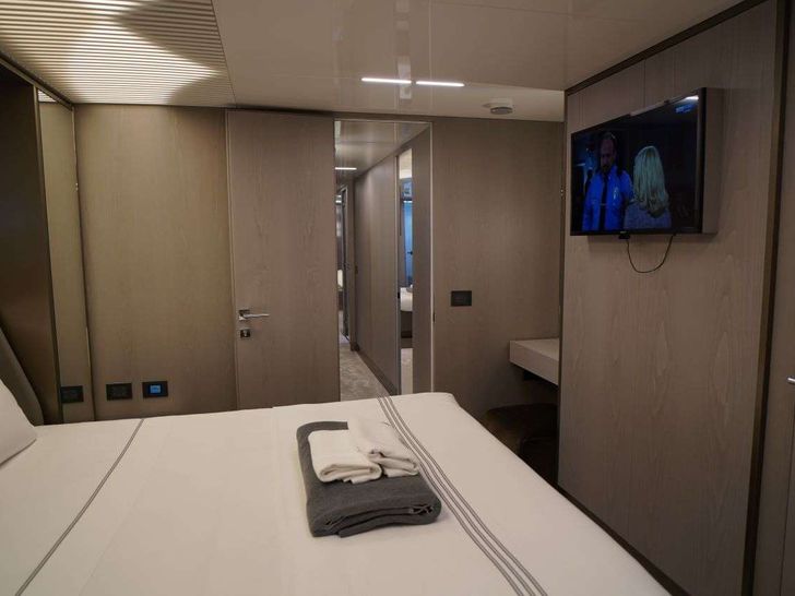 SHERO 26.14m Ferretti Motor Yacht Double Cabin 2 SHERO 26.14m Ferretti Motor Yacht Double Cabin 2