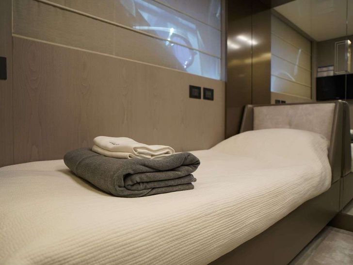 SHERO 26.14m Ferretti Motor Yacht Single Cabin SHERO 26.14m Ferretti Motor Yacht Single Cabin