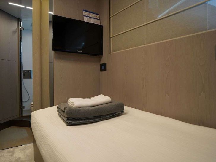 SHERO 26.14m Ferretti Motor Yacht Single Cabin TV SHERO 26.14m Ferretti Motor Yacht Single Cabin TV