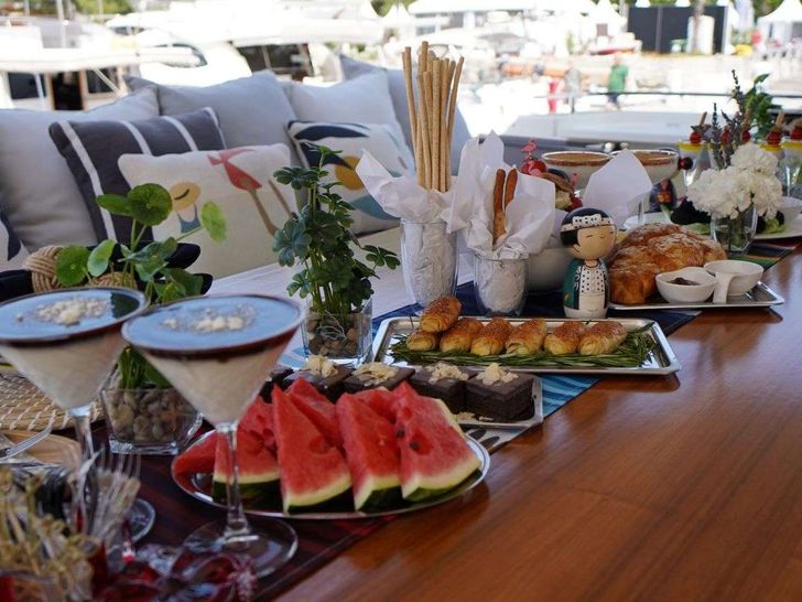 SHERO 26.14m Ferretti Motor Yacht Dining Table