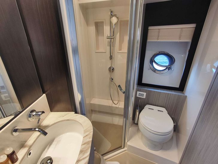 BE HAPPY Azimut 55 - master cabin bathroom BE HAPPY Azimut 55 - master cabin bathroom