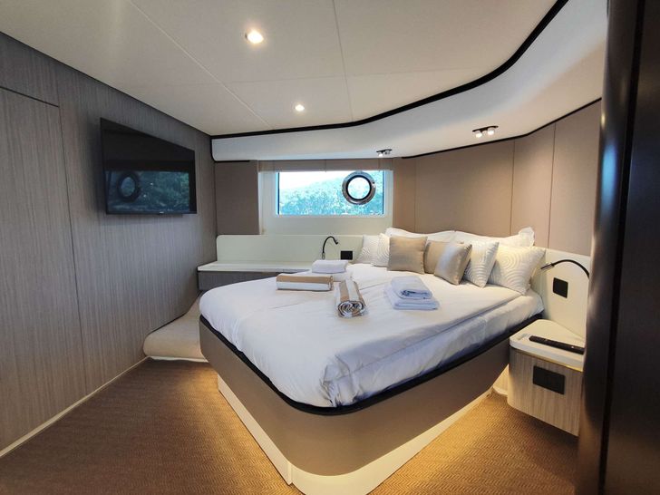 BE HAPPY Azimut 55 - master cabin BE HAPPY Azimut 55 - master cabin