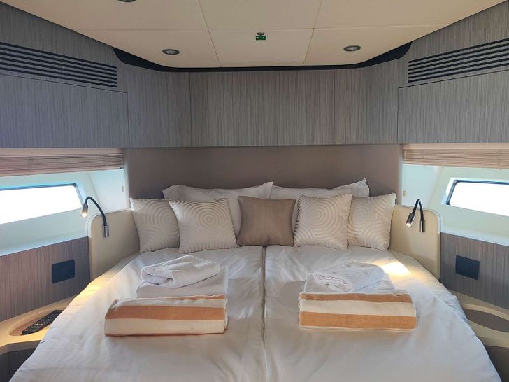 BE HAPPY Azimut 55 - VIP cabin BE HAPPY Azimut 55 - VIP cabin