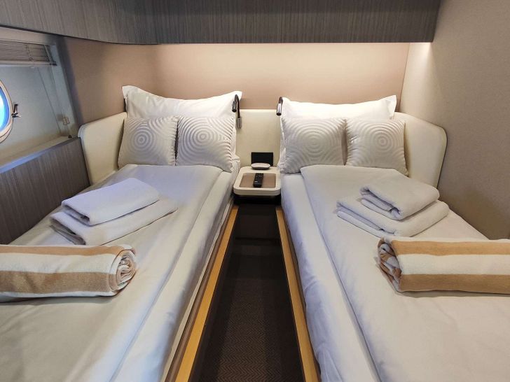 BE HAPPY Azimut 55 - twin cabin convertible to double BE HAPPY Azimut 55 - twin cabin convertible to double