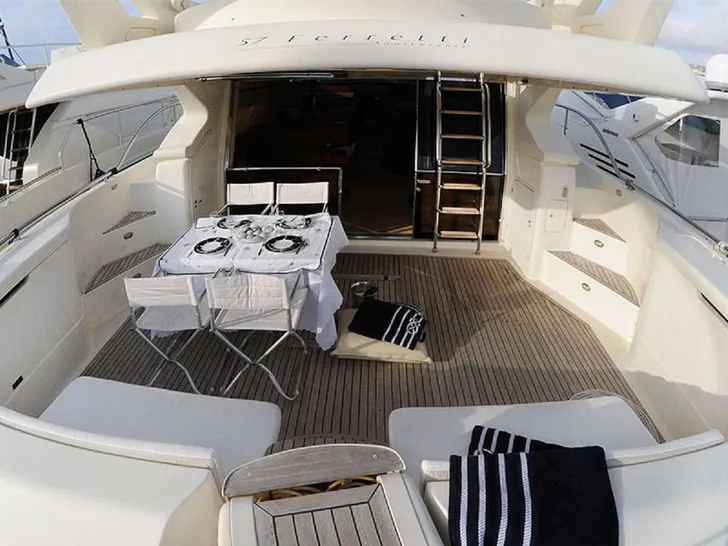 PALMYRA - Ferretti 57 ft.,alfresco dining