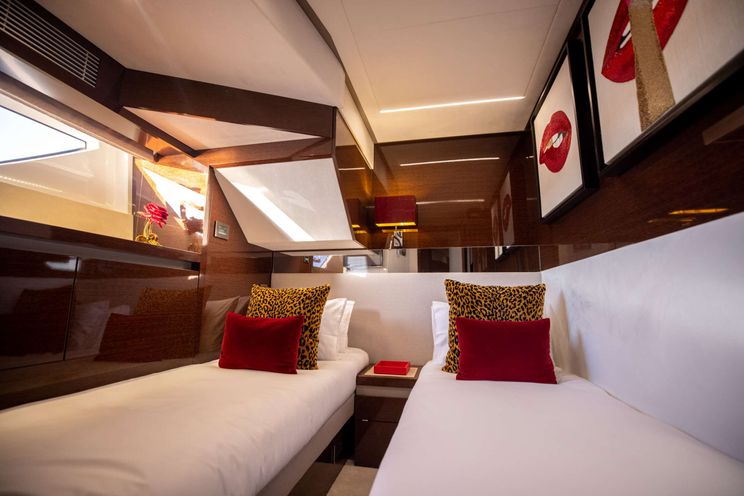 Charter Yacht APOLLONIA - Prestige Yacht 70 - 4 Cabins - Nassau - Exumas - Bahamas
