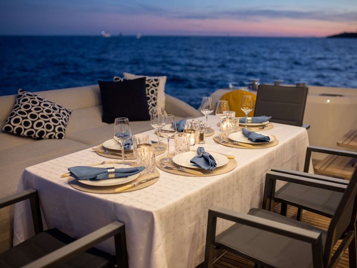 APOLLONIA - Prestige Yacht 70,aft alfresco dining