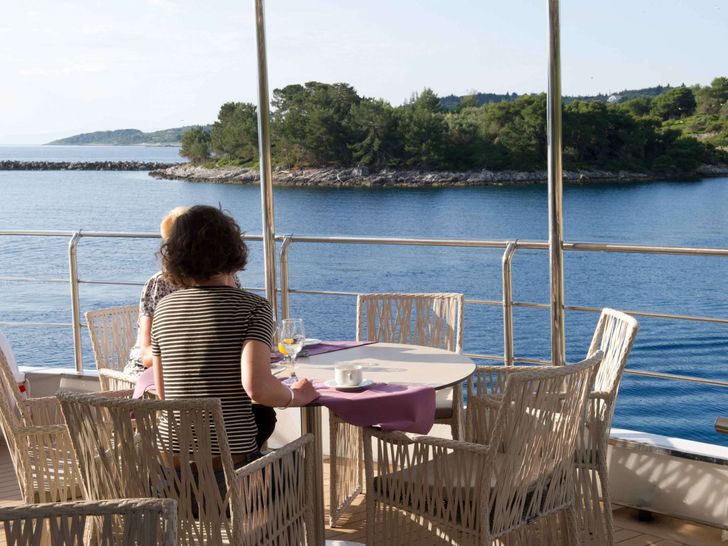 VARIETY VOYAGER - Custom Motor Yacht 68 m,alfresco dining VARIETY VOYAGER - Custom Motor Yacht 68 m,alfresco dining
