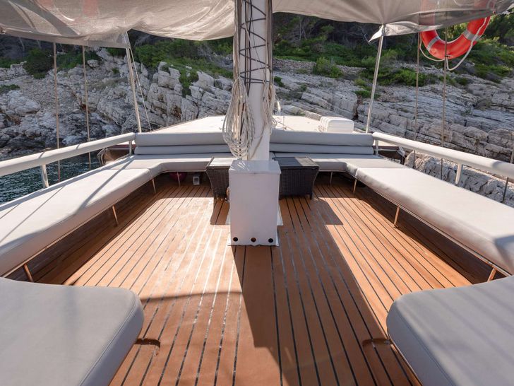 SLANO Custom Sailing Yacht 25m - flybridge seating SLANO Custom Sailing Yacht 25m - flybridge seating