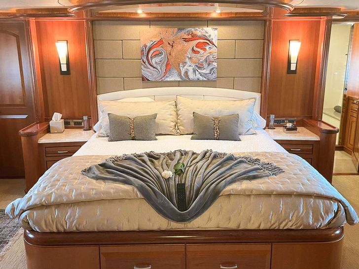 SCOTT FREE - VIP cabin's king bed
