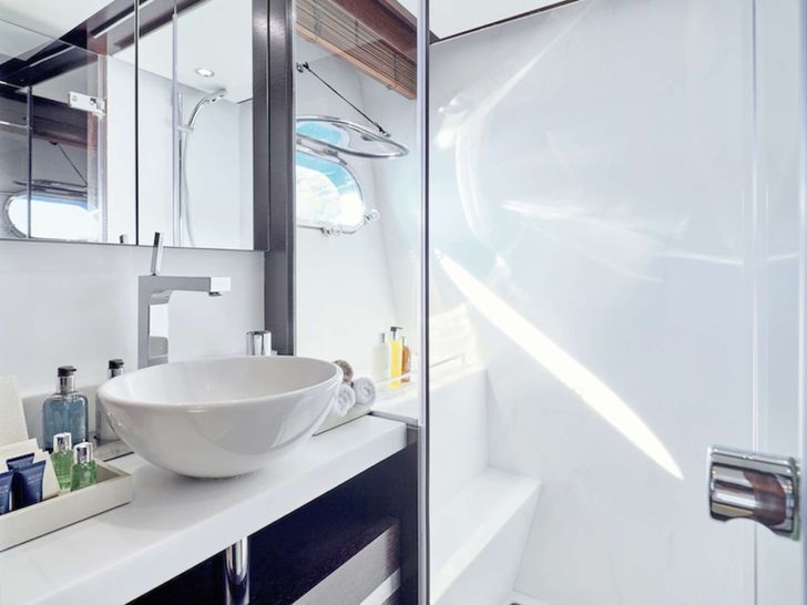 HAKUNA MATATA Couach 3700 FLY - VIP cabin 2 bathroom HAKUNA MATATA Couach 3700 FLY - VIP cabin 2 bathroom