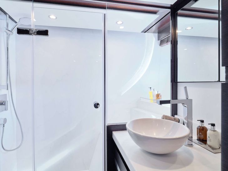 HAKUNA MATATA Couach 3700 FLY - twin cabin bathroom HAKUNA MATATA Couach 3700 FLY - twin cabin bathroom