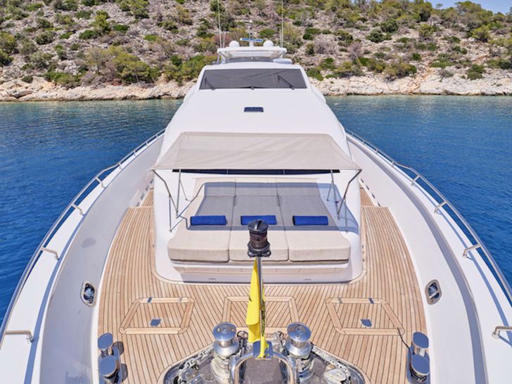 HAKUNA MATATA Couach 3700 FLY - foredeck HAKUNA MATATA Couach 3700 FLY - foredeck