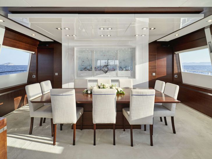 HAKUNA MATATA Couach 3700 FLY - indoor dining area HAKUNA MATATA Couach 3700 FLY - indoor dining area