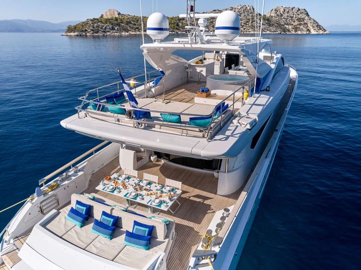 HAKUNA MATATA Couach 3700 FLY - aft shot HAKUNA MATATA Couach 3700 FLY - aft shot