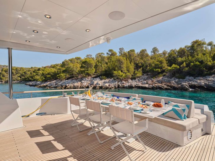 HAKUNA MATATA Couach 3700 FLY - aft deck dining area HAKUNA MATATA Couach 3700 FLY - aft deck dining area