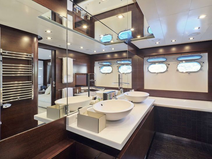 HAKUNA MATATA Couach 3700 FLY - master cabin bathroom HAKUNA MATATA Couach 3700 FLY - master cabin bathroom