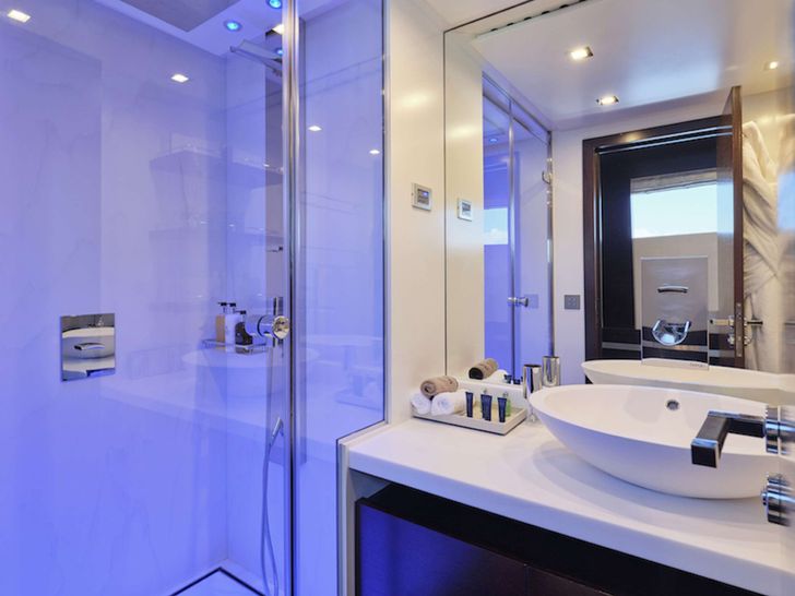 HAKUNA MATATA Couach 3700 FLY - VIP cabin 1 bathroom HAKUNA MATATA Couach 3700 FLY - VIP cabin 1 bathroom
