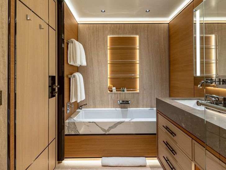 TOP FIVE II - En Suite Bath