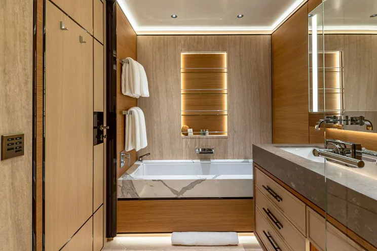 Charter Yacht TOP FIVE II - Hakvoort Custom Build - 6 Cabins - Nassau - Bahamas