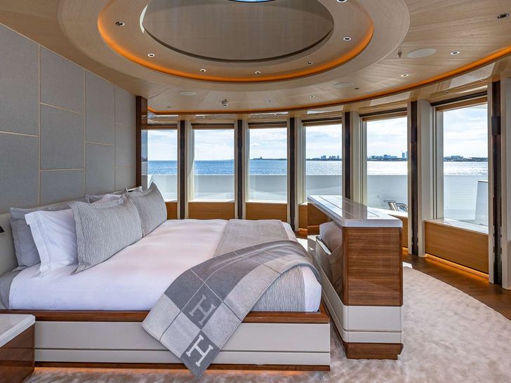 TOP FIVE II - Master Stateroom TOP FIVE II - Master Stateroom