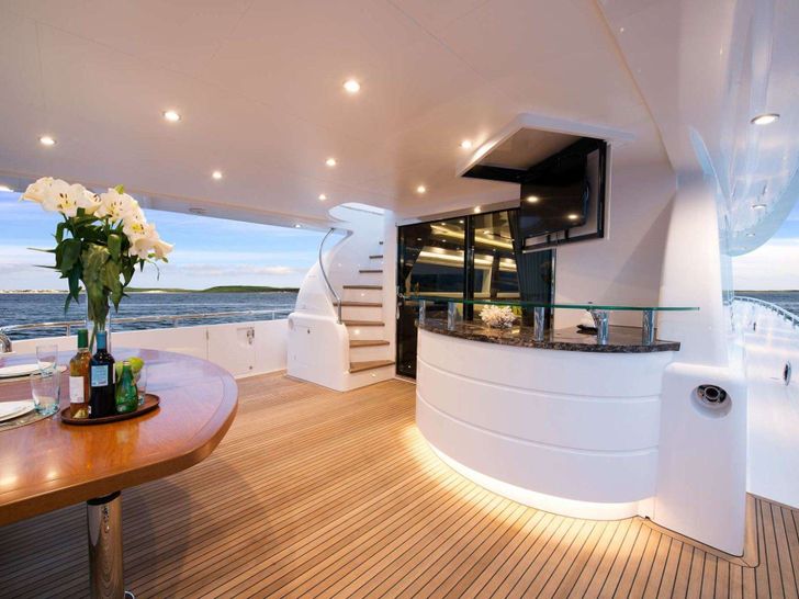 AQUA LIFE 2 Horizon 27 Main Aft Deck