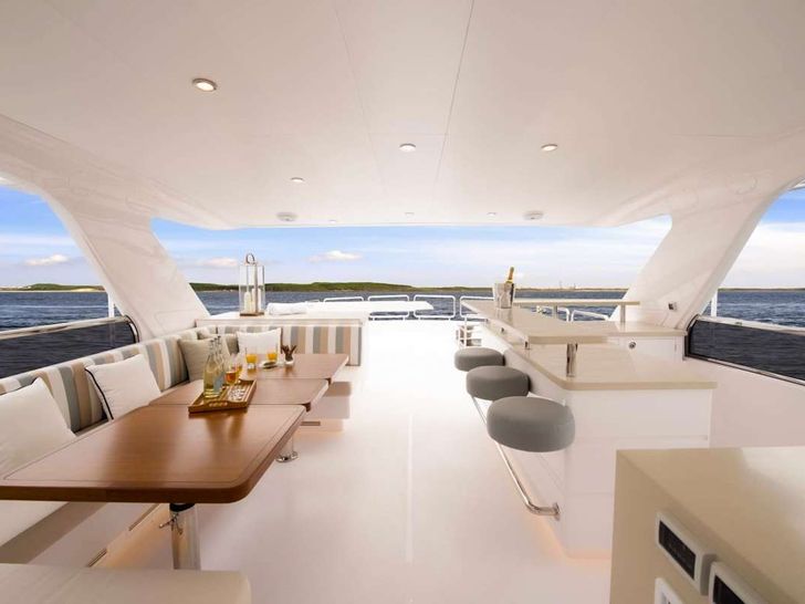 AQUA LIFE 2 Horizon 27 Sun Deck Alfresco Dining