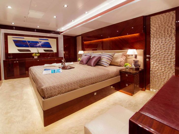AQUA LIFE 2 Horizon 27 Master Suite Cabin