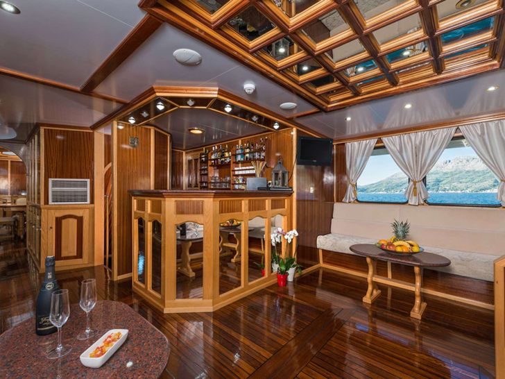 KORAB Custom 83 Main Salon Gally Bar KORAB Custom 83 Main Salon Gally Bar