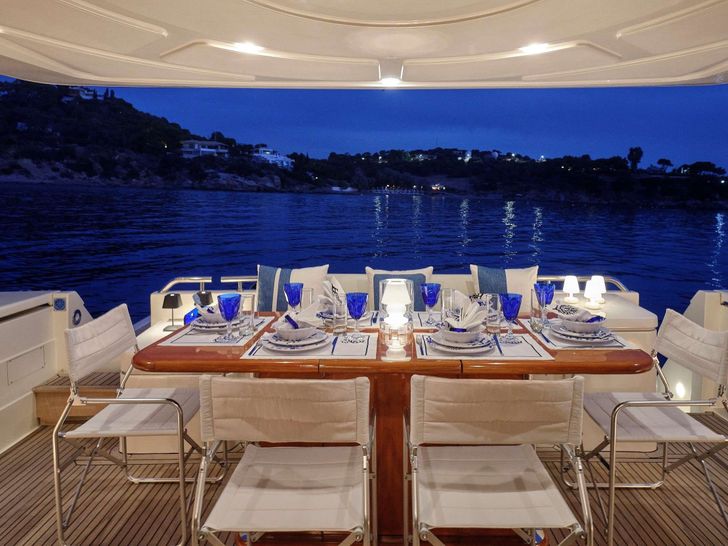 MIREN Ferretti 680 - aft deck alfresco dining set up MIREN Ferretti 680 - aft deck alfresco dining set up
