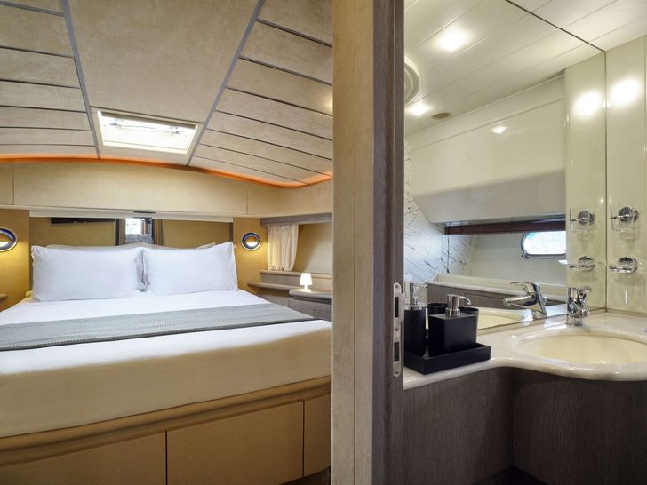MIREN Ferretti 680 - VIP cabin bed and bathroom MIREN Ferretti 680 - VIP cabin bed and bathroom