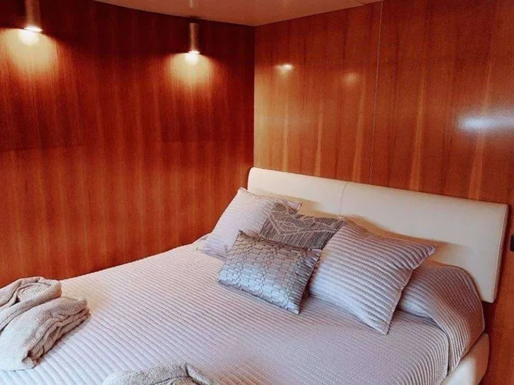 LUCY PINK - Double Cabin LUCY PINK - Double Cabin