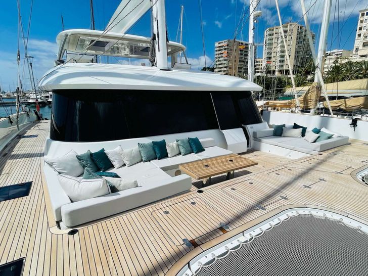 SEACLUSION - SUNREEF 80 Foredeck