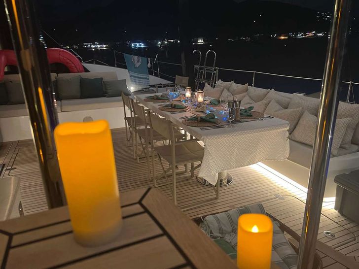 SEACLUSION - SUNREEF 80 Sundeck Bridge SEACLUSION - SUNREEF 80 Sundeck Bridge