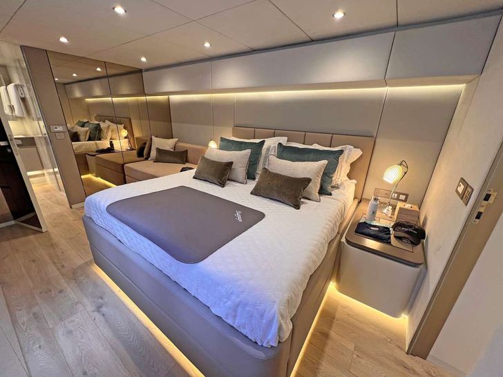 SEACLUSION - SUNREEF 80 VIP Cabin SEACLUSION - SUNREEF 80 VIP Cabin