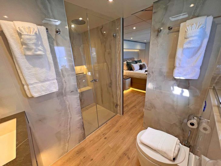 SEACLUSION - SUNREEF 80 VIP Ensuite Bathroom SEACLUSION - SUNREEF 80 VIP Ensuite Bathroom