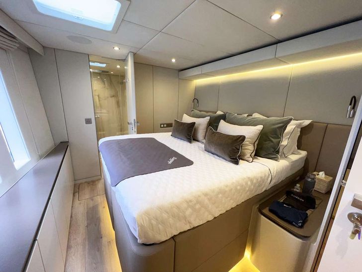 SEACLUSION - SUNREEF 80 Alfresco Formal Dining SEACLUSION - SUNREEF 80 Alfresco Formal Dining