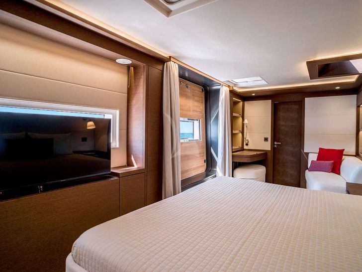 MARIAH PRINCESS III Lagoon Seventy 7 - master cabin bed and TV MARIAH PRINCESS III Lagoon Seventy 7 - master cabin bed and TV
