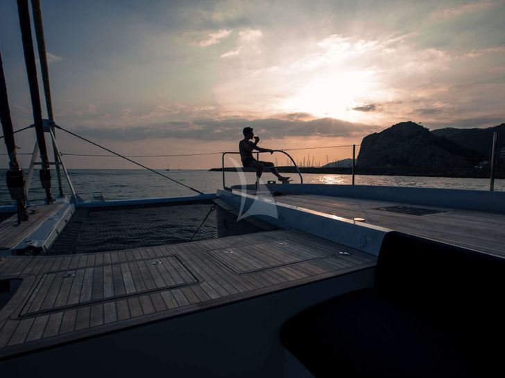 MARIAH PRINCESS III Lagoon Seventy 7 - foredeck under the sunset MARIAH PRINCESS III Lagoon Seventy 7 - foredeck under the sunset